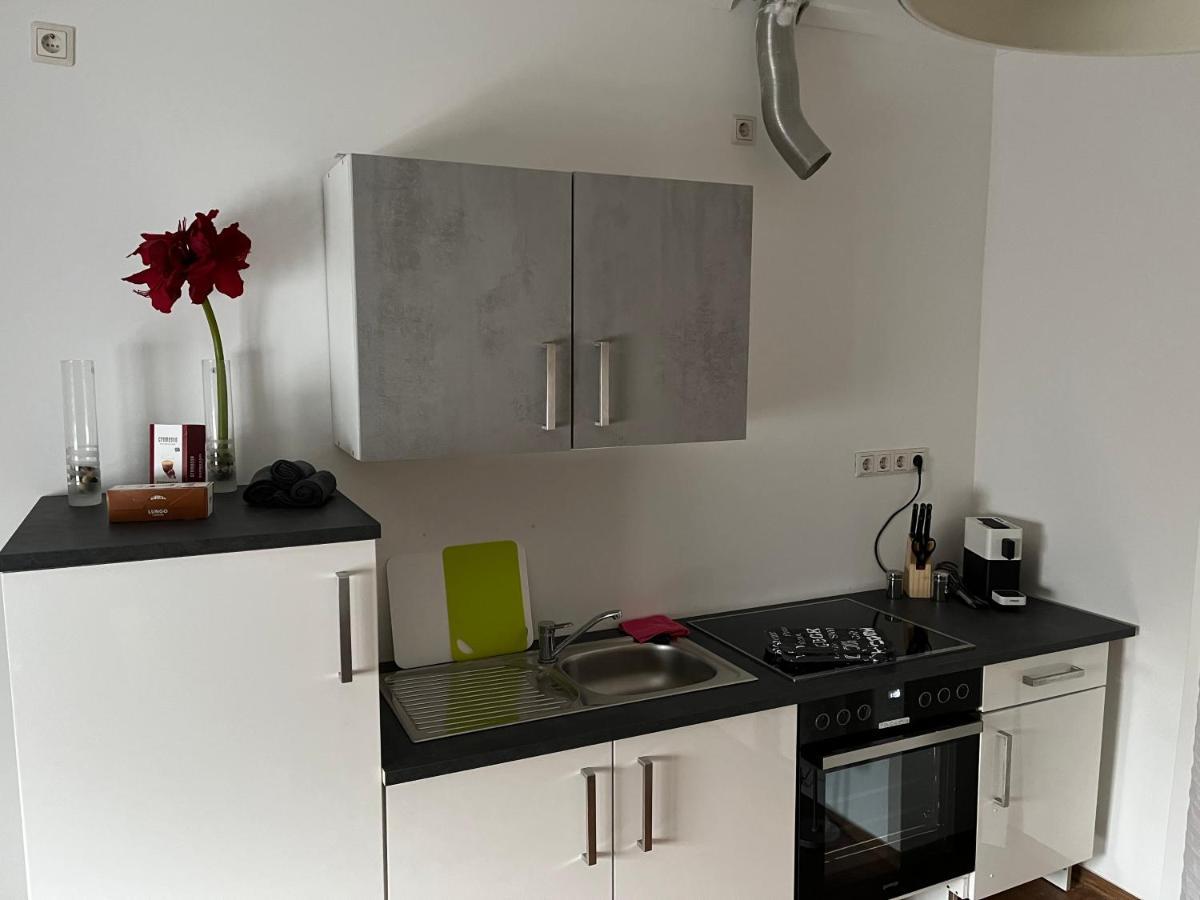 Schone Kleine Wohnung Mit Terrasse Nahe Centro Oberhausen  Exterior foto